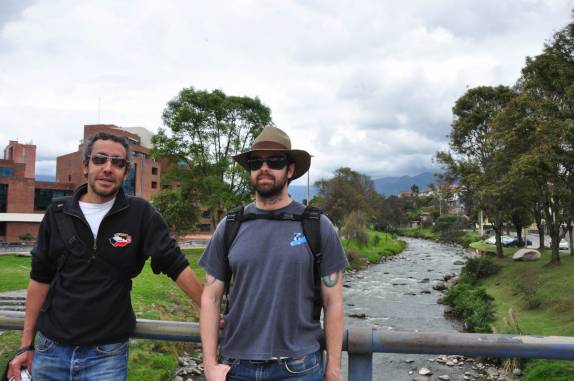 Caminhando ao longo do rio Tomebamba, em Cuenca, no Equador